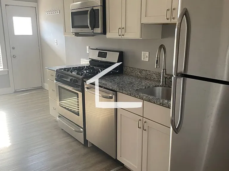 873 E 2nd St #3 — Photo 9