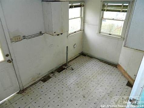 5th image of 2424 W Summit Ave