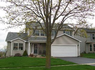 946 Pin Oak Cir, Cary, IL 60013