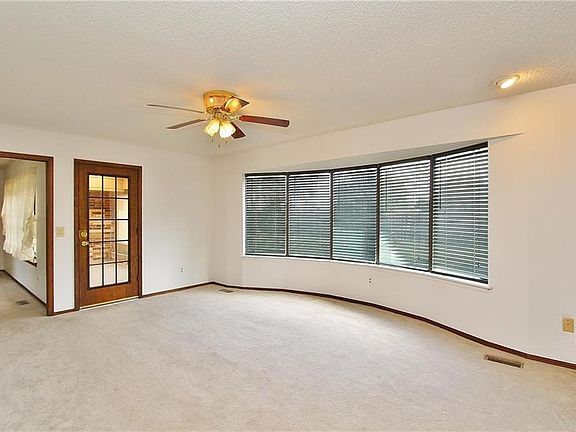 4th image of 100 W Vail Dr