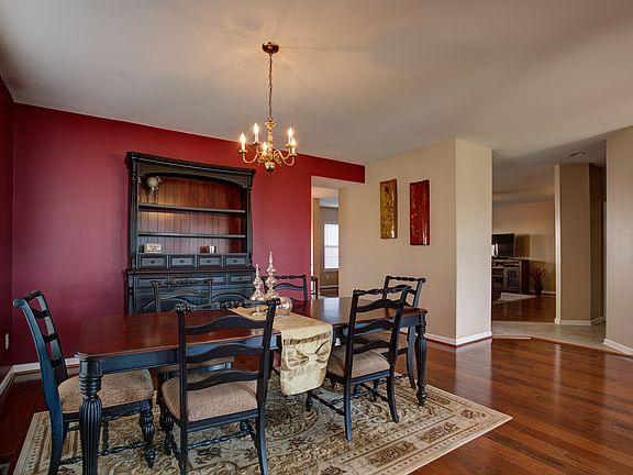 5th image of 102 Sitlingtons Hill Ct