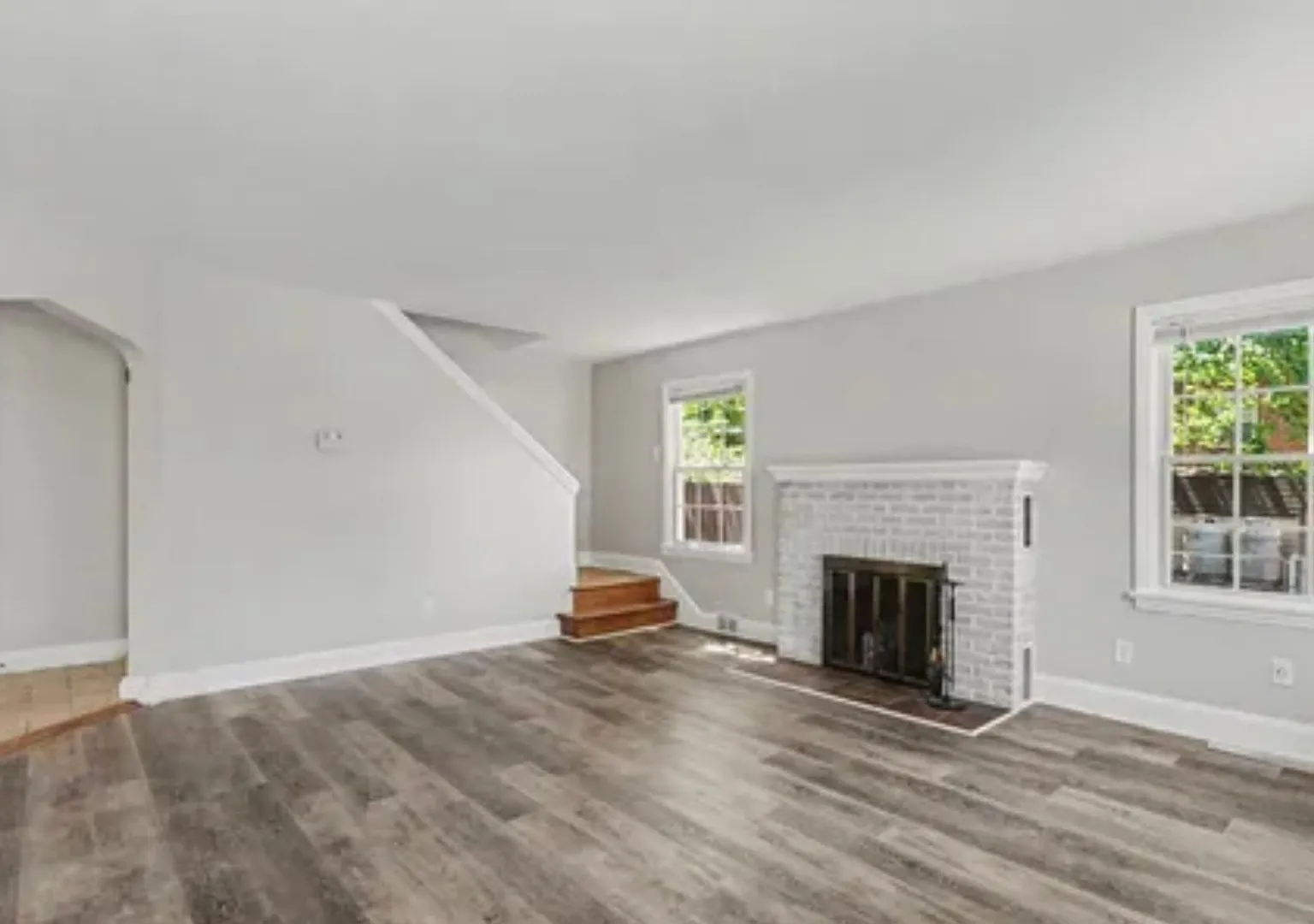 Beautifully updated Cape Cod 3 Bedroom 1/2 bath — Photo 3