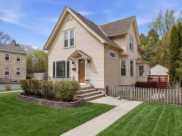 422 W Grand AVENUE, Port Washington, WI 53074