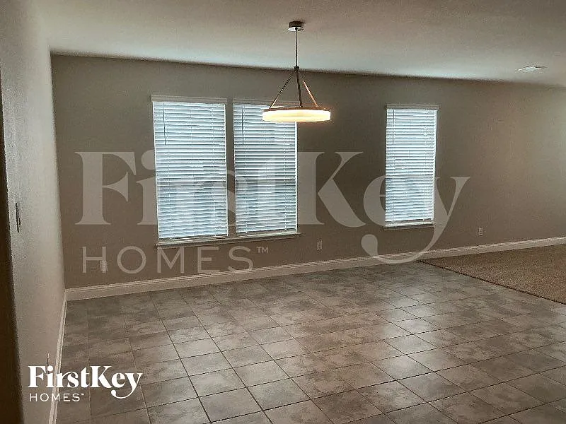4 bed, 2.0 bath, 2203 sqft, $2,640 — Photo 4