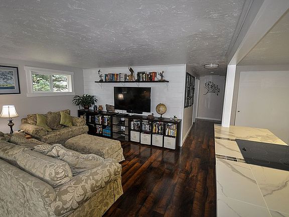 4th image of 810 W 7th St