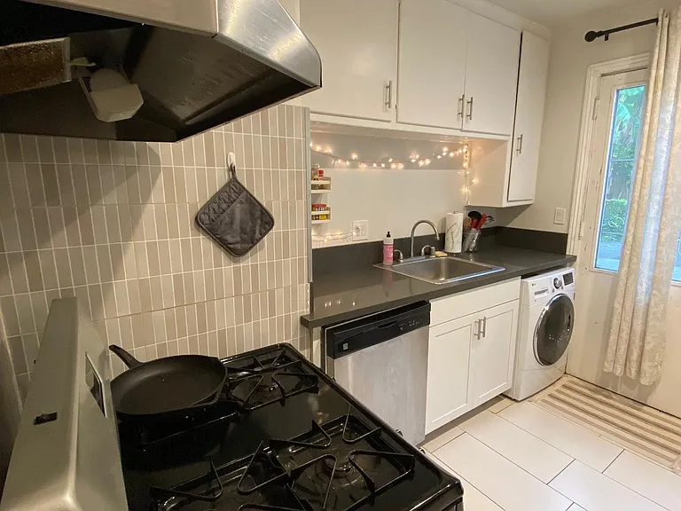 2222 N Cahuenga Blvd #2222.5 — Photo 3