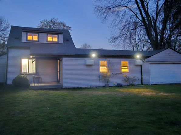 8732 Hugh St, Westland, MI 48185