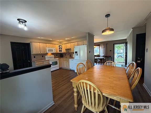 4th image of 21 Drake Ave