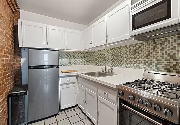 3rd image of 56 W 82nd St APT 8