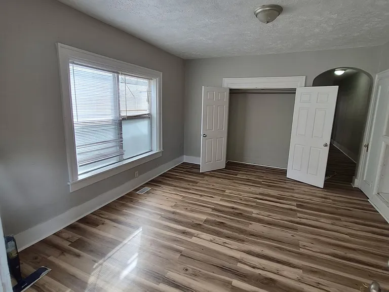 546 N Eastern Ave — Photo 3