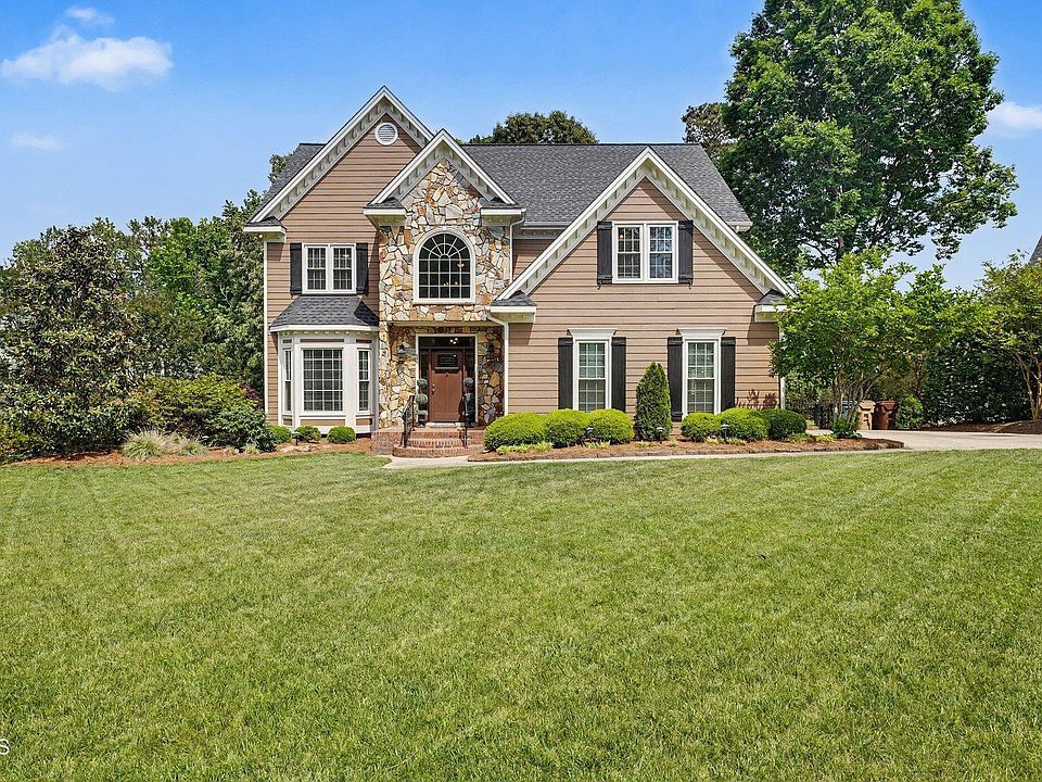 1st image of 207 Cherry Laurel Dr