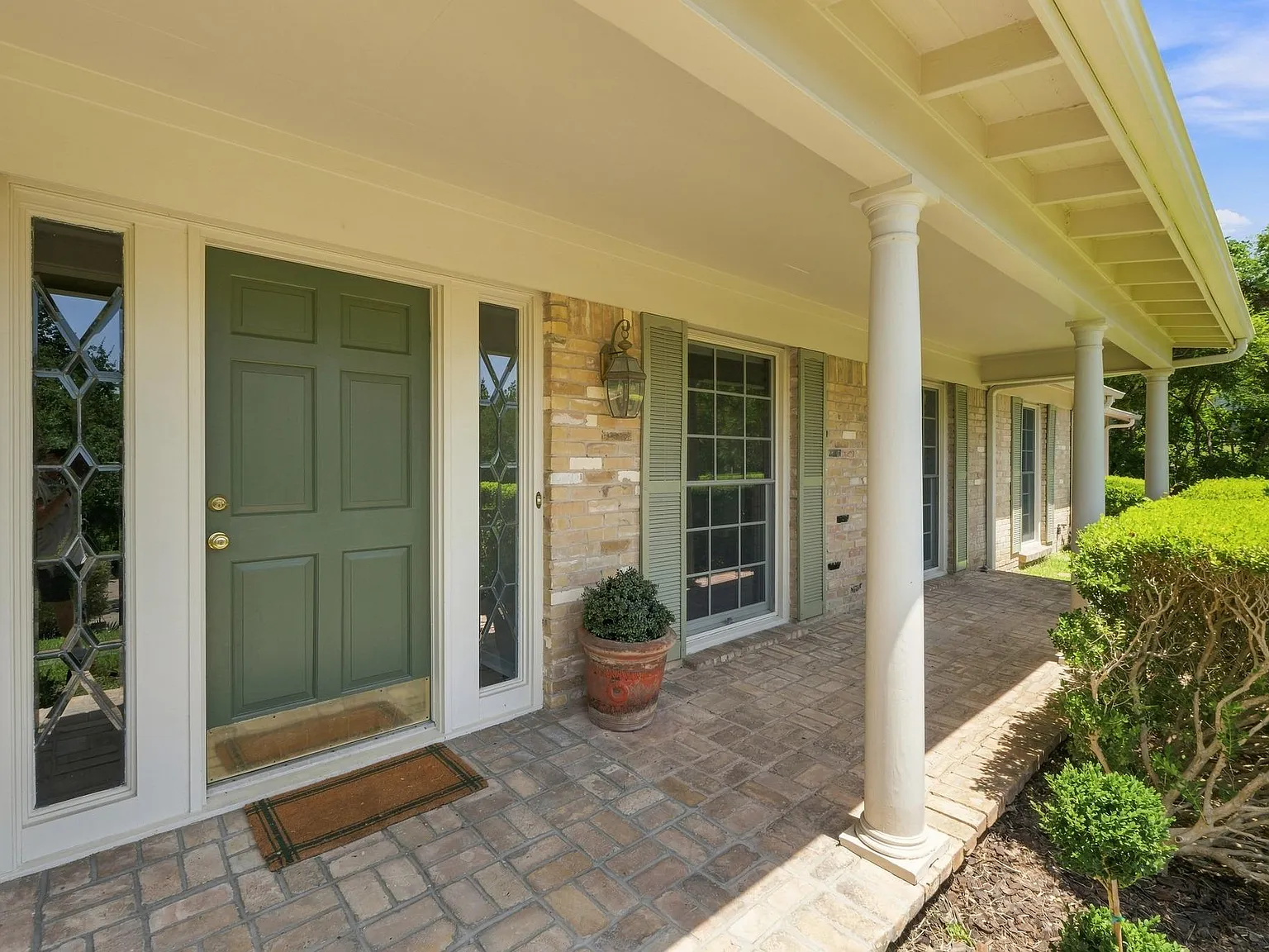 4 bed, 2.5 bath, 2697 sqft, $8,500 — Photo 1