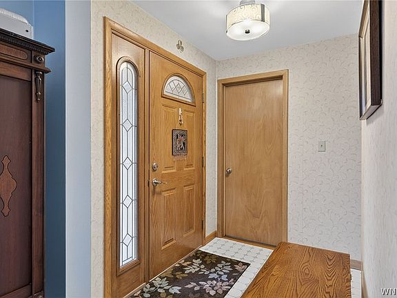 3rd image of 205 Glencove Rd