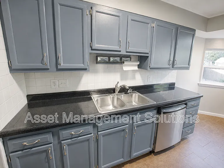 723 Riderwood Dr — Photo 7