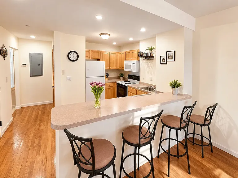 1404 Beacon St — Photo 2