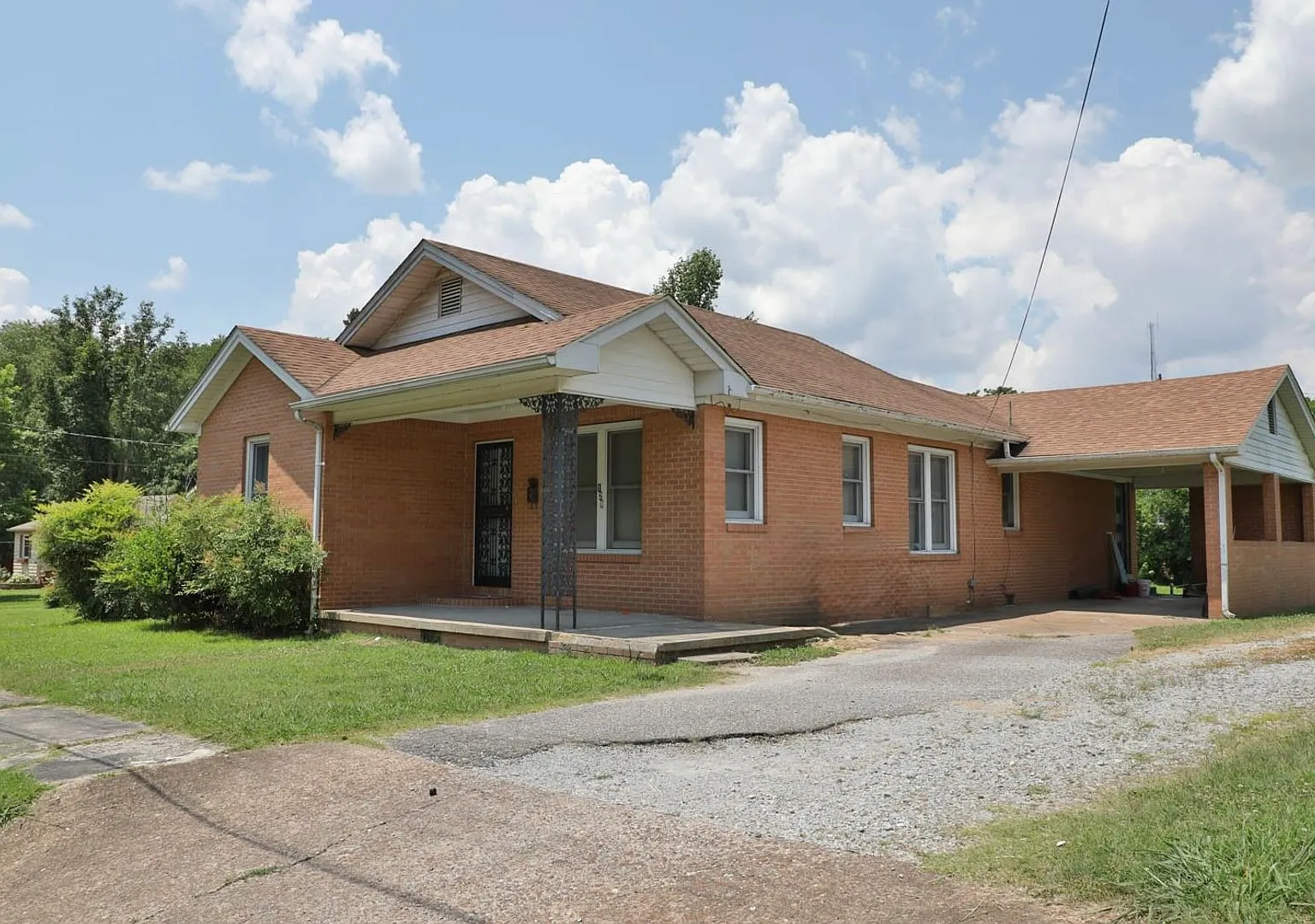 3 BD, 1 BA Charming Brick Home! — Photo 3