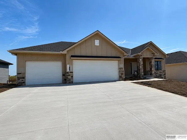 10711 S 220th St, Gretna, NE 68028