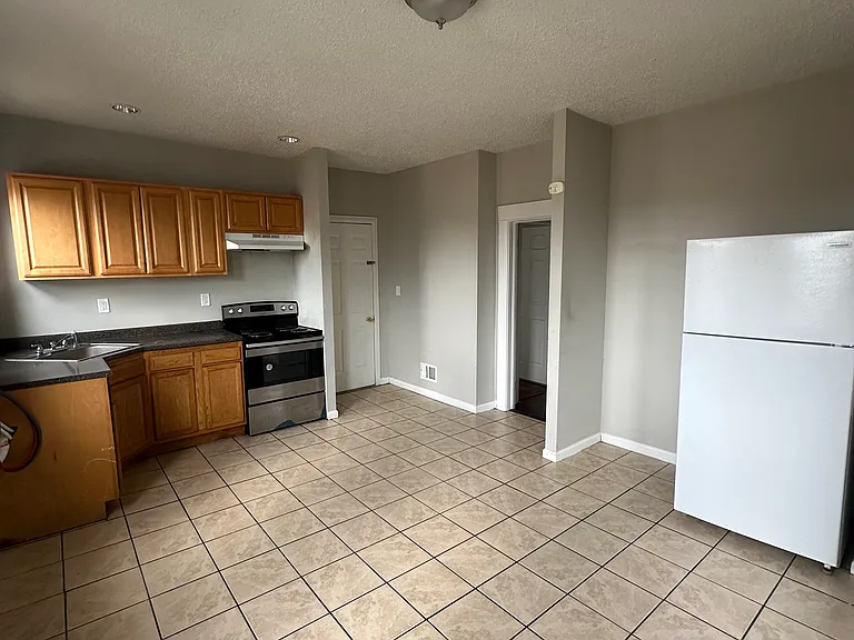 649 1st Ave #2 — Photo 5