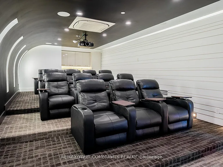 9471 Yonge St #230 — Photo 31