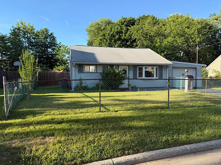 21 Knollwood Rd E — Photo 2