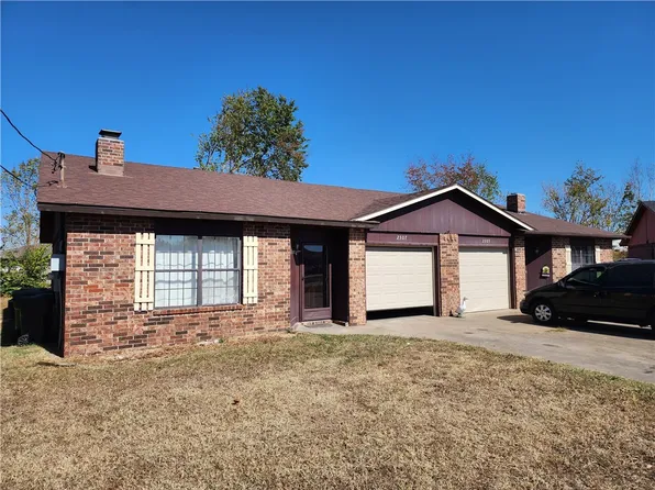 2305/2307 W Pecan St, Rogers, AR 72758