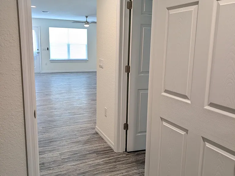 821 NE 10th St #1 — Photo 8
