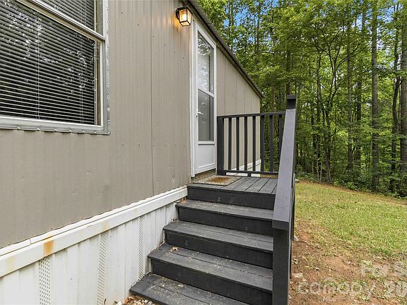 4th image of 696 Kenwood Ln