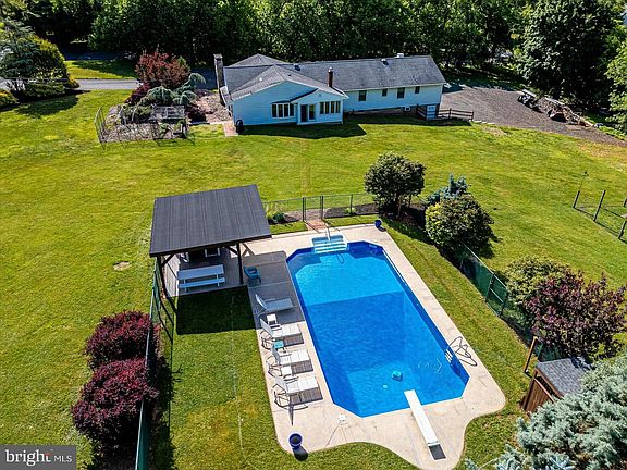 3rd image of 327 Summer Rd