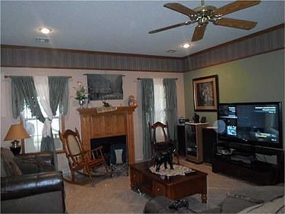 3rd image of 1104 E Green Acres Dr