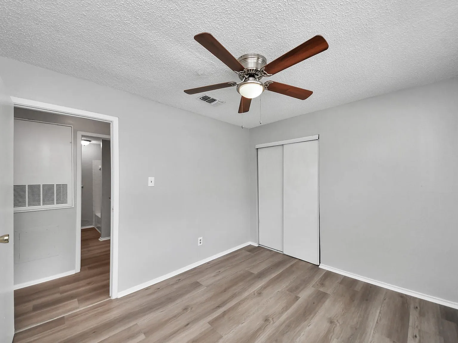 2 bed, 2.0 bath, 1009 sqft, $1,300 — Photo 2