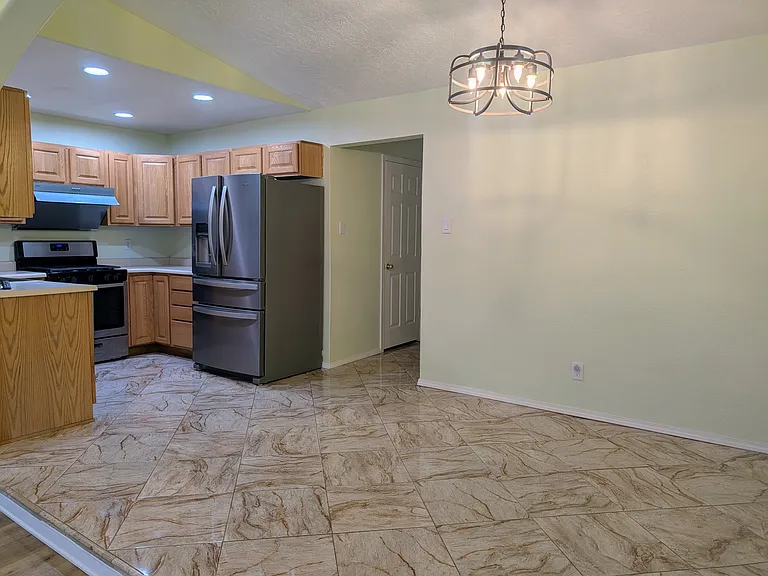 1404 Kit Carson Dr — Photo 5