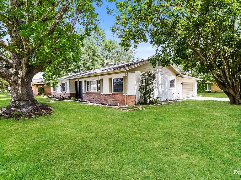 1013 Bradford Dr — Photo 2