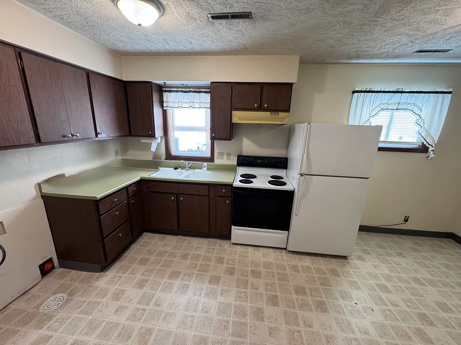 2 bed, 1000 sqft, $1,050 — Photo 3