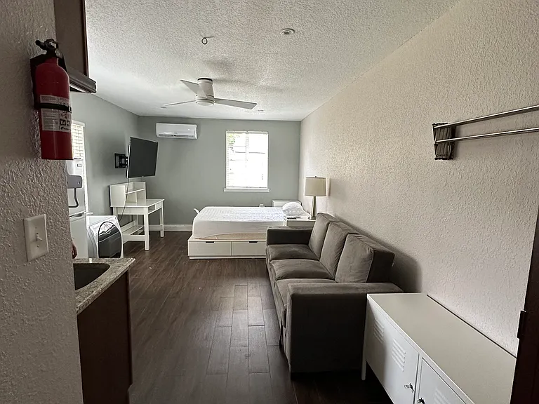 207 E Kaley St #B — Photo 1