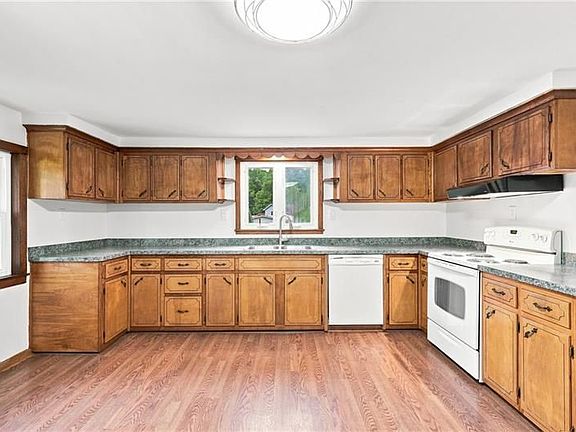 4th image of 2219 Berger St