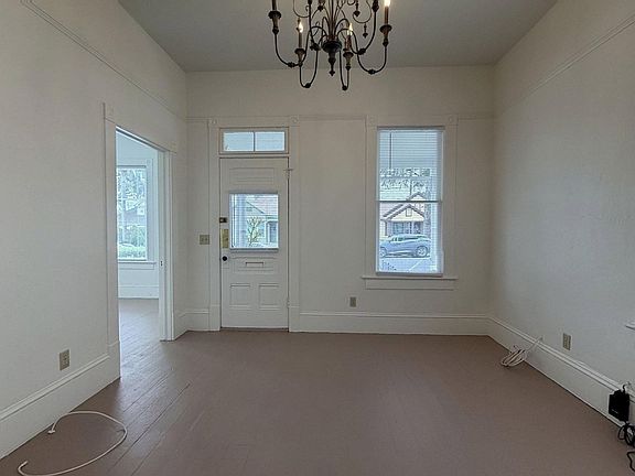 5th image of 256 Nordina St