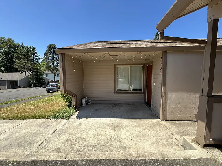 Bright and Airy Home with Stainless Steel Kitchen, Vaulted Ceilings & Washer + Dryer — Photo 16