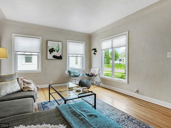 5th image of 699 36 1/2 Ave NE