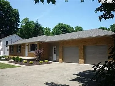 2474 Center Rd photo 1