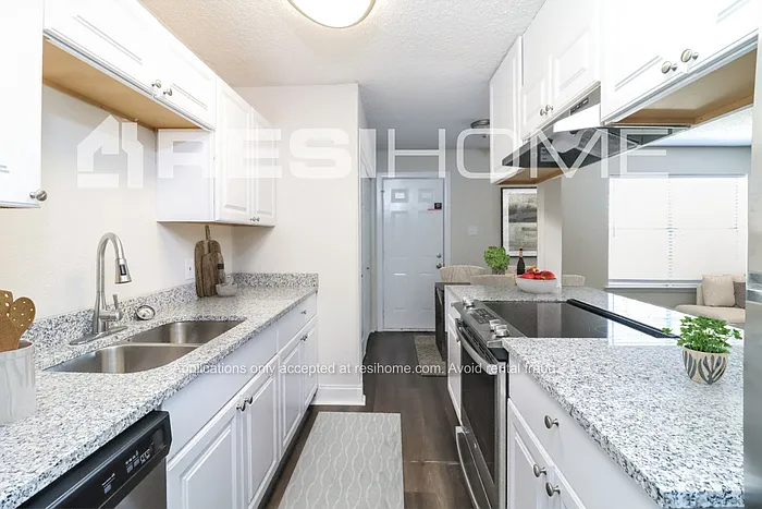 1104 Patrick St — Photo 4