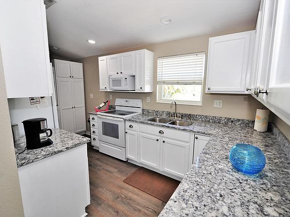 4th image of 17305 Jamaica Ln