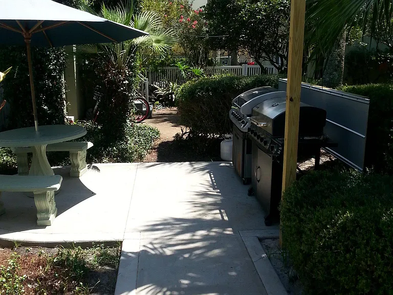 GRILLING AREA WITH TABLE & UMBRELLA