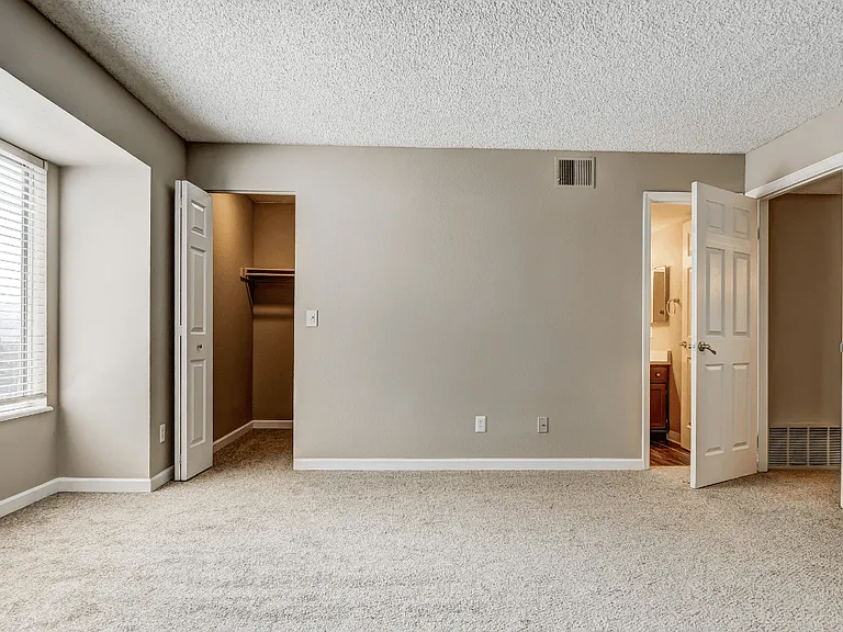 St. Moritz Apartments — Photo 29