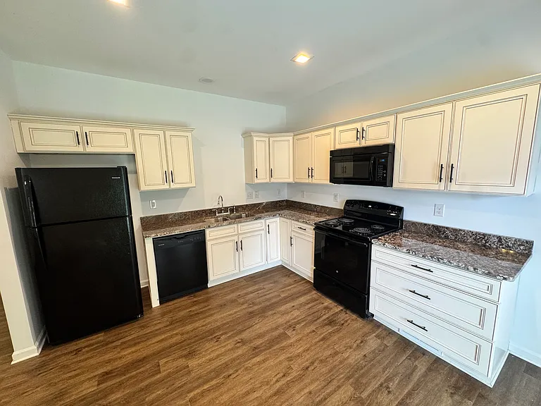 1561 14th Ave NE #B — Photo 6
