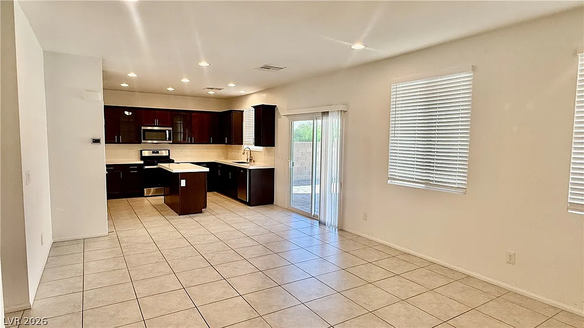 4 bed, 3.0 bath, 1925 sqft, $2,195 — Photo 2