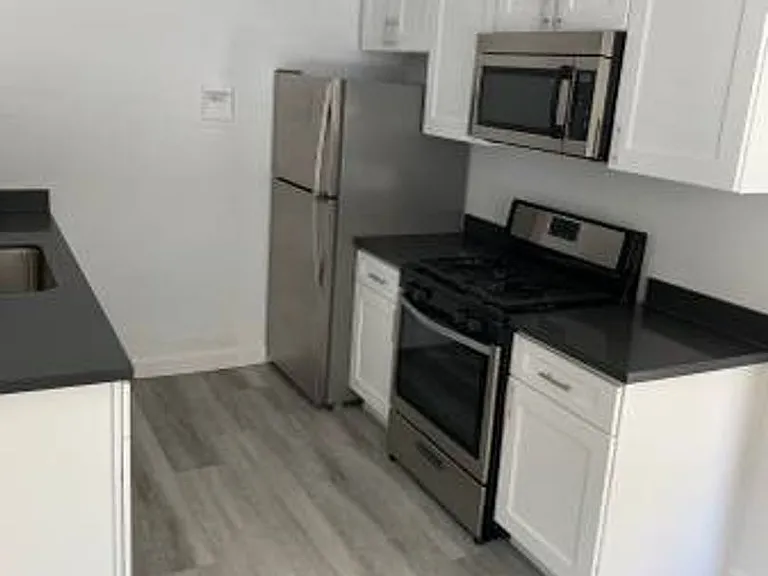 College Manor — Photo 15