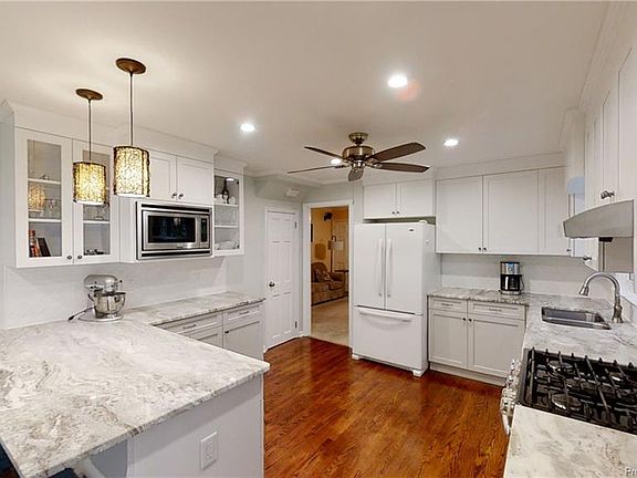 3rd image of 311 Williamsburg Ct