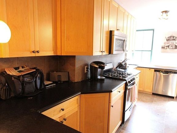 3rd image of 522 E 6th St APT 5