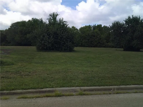 222 E Sundance Dr, Paola, KS 66071