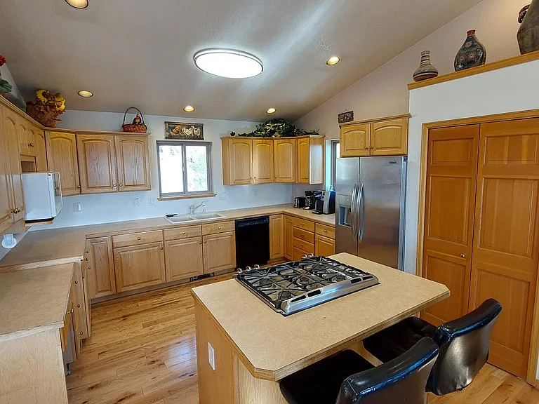 1096 Aspen Dr — Photo 5